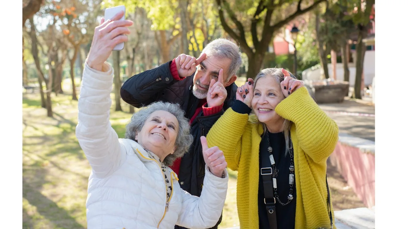 Personas en edad de retiro conversando en el taller